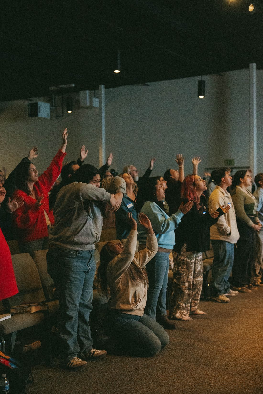 Students worshiping at a Wave session